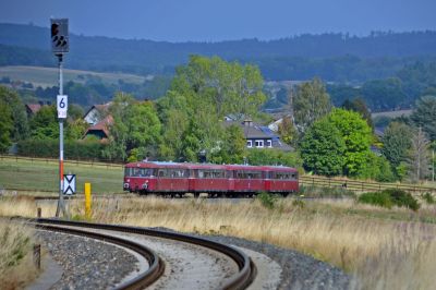 Die Taunusbahn ist bekannt durch ihre steigungs- und kurvenreichen Streckenabschnitte. Die OEF-Schienenbusgarnitur schlängelt sich am 11.09.2022 entlang.
